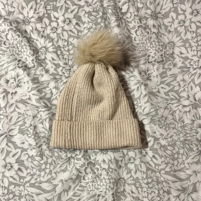 Gorro de lana beige con pompón