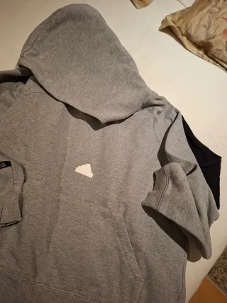 Sudadera gris con capucha