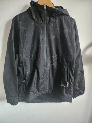 Impermeable con estampado de constelaciones