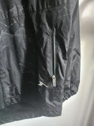 Impermeable con estampado de constelaciones