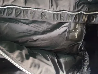 Cazadora Supply & Demand Negra