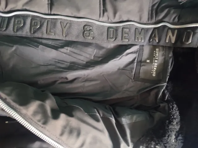 Cazadora Supply & Demand Negra