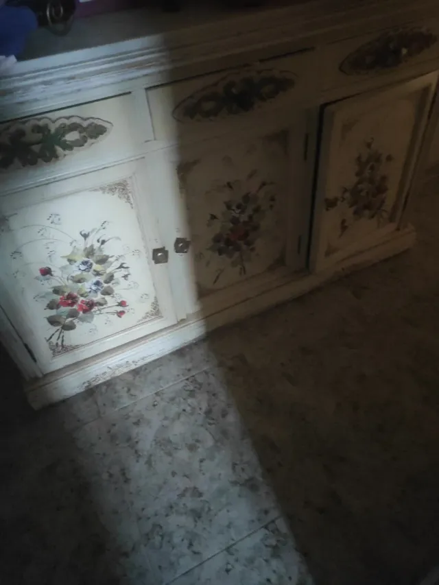 Bonito taquillón branco com flores