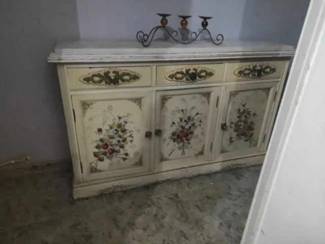 Bonito taquillón branco com flores