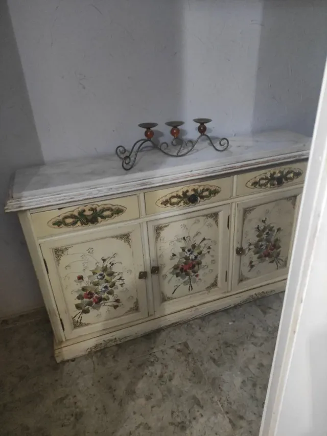 Bonito taquillón branco com flores