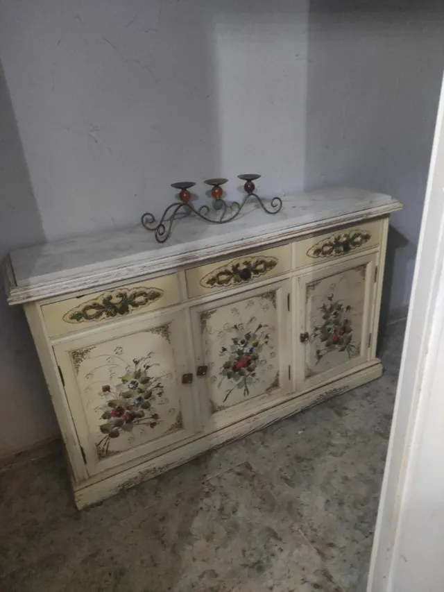 Bonito taquillón branco com flores