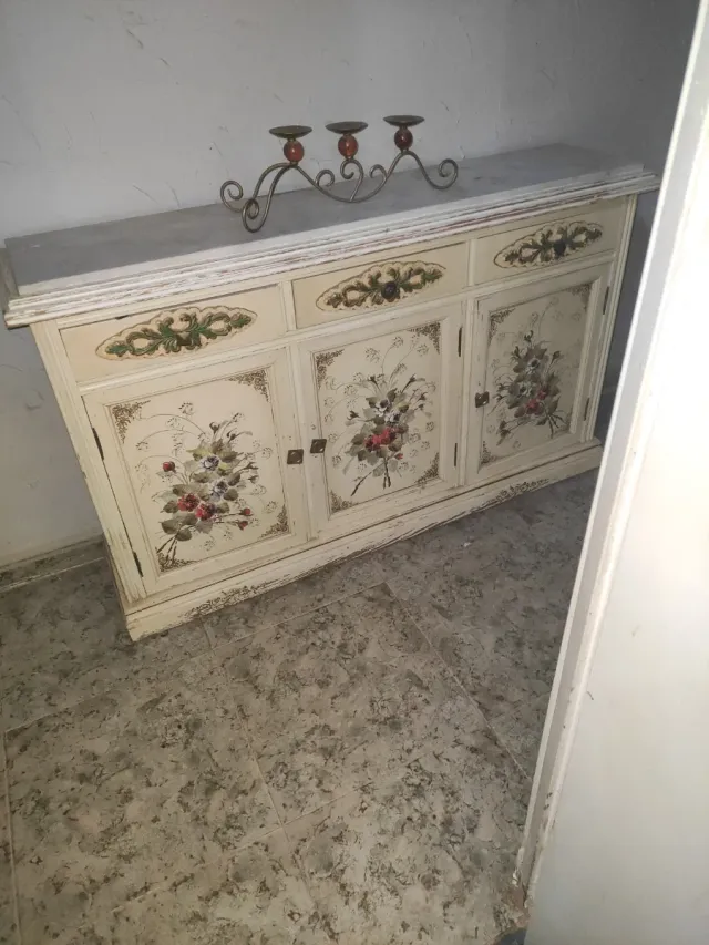 Bonito taquillón branco com flores