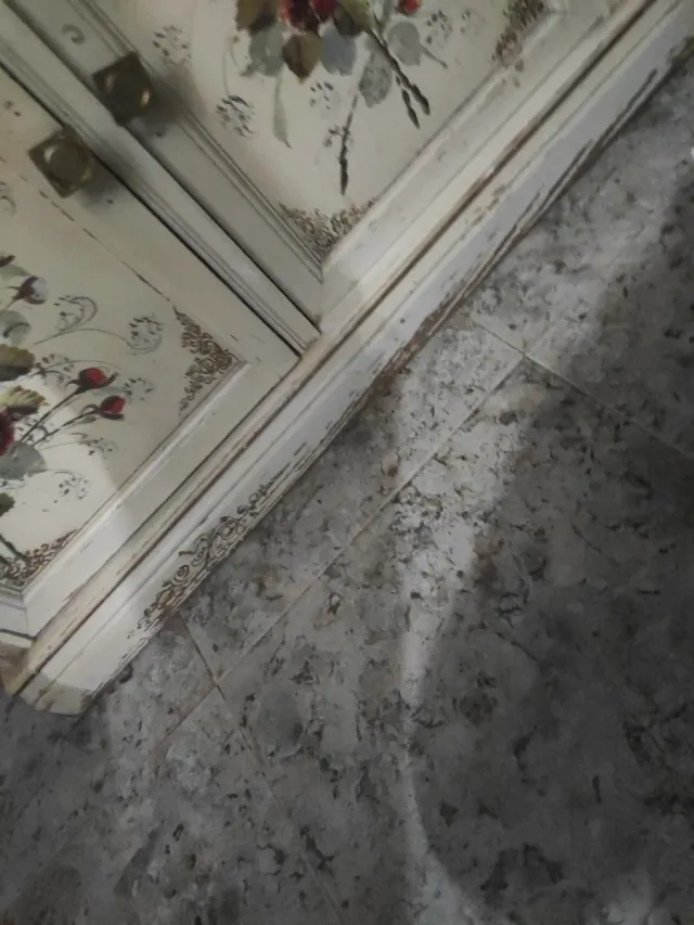 Bonito taquillón branco com flores