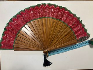 Abanico de bolillos rojo y verde