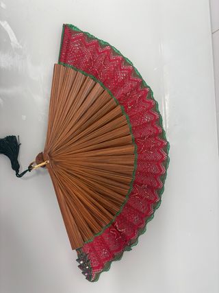 Abanico de bolillos rojo y verde