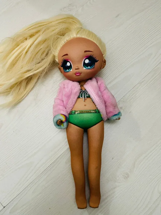 Bambola con capelli biondi e vestito verde