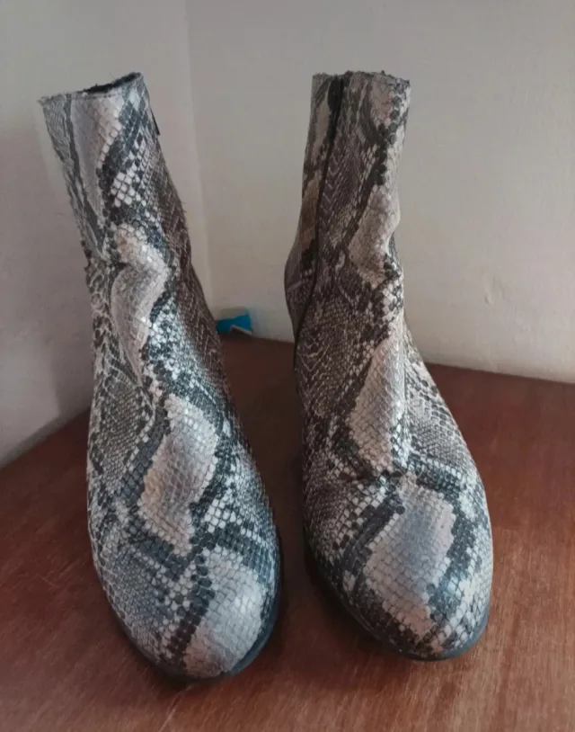 Botines estampado serpiente talla 38
