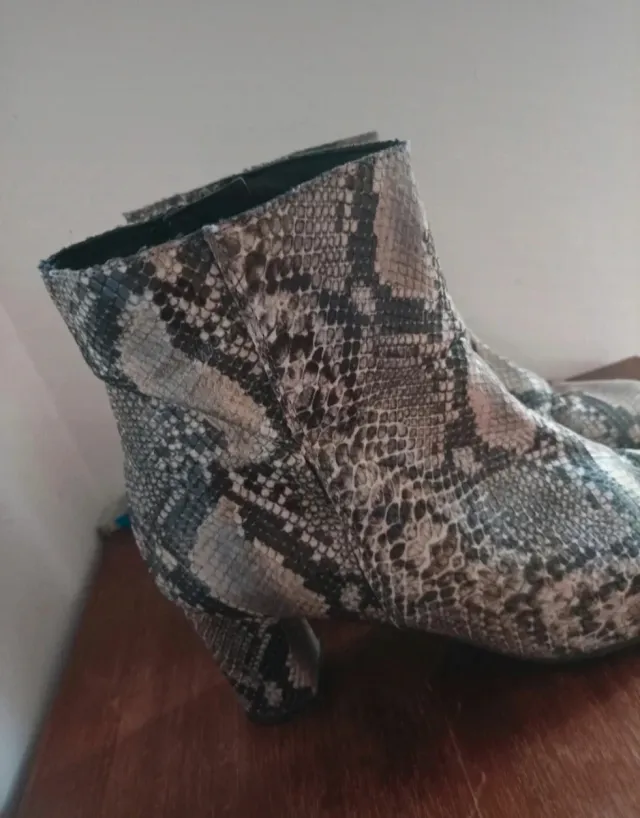 Botines estampado serpiente talla 38