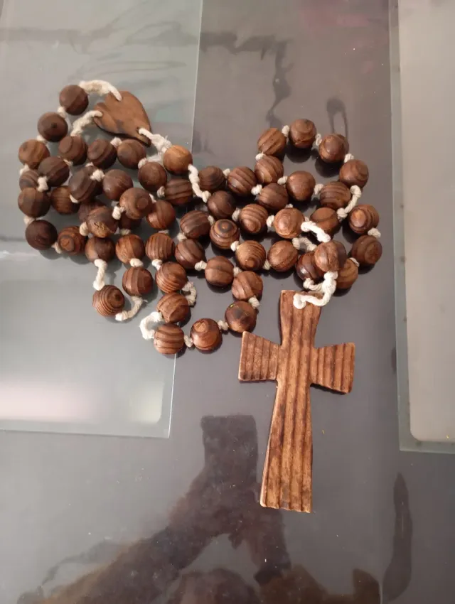 Rosario de madera con cruz