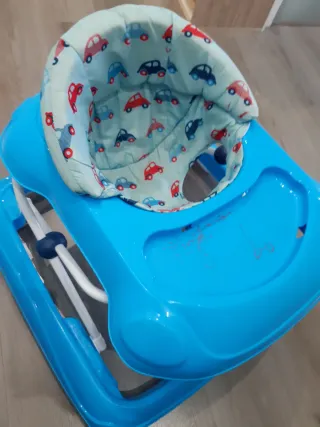 Andador bebé azul con estampado de coches