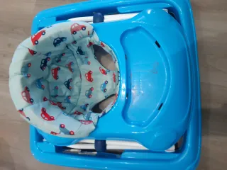 Andador bebé azul con estampado de coches