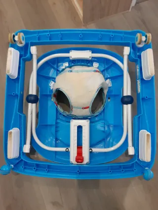 Andador bebé azul con estampado de coches