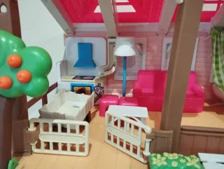 Casa Granja Barriguitas con 4 muñecas.