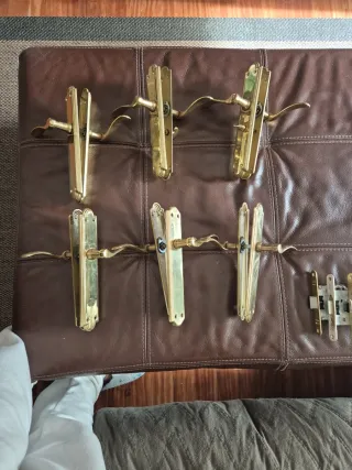 Manillas de puerta doradas