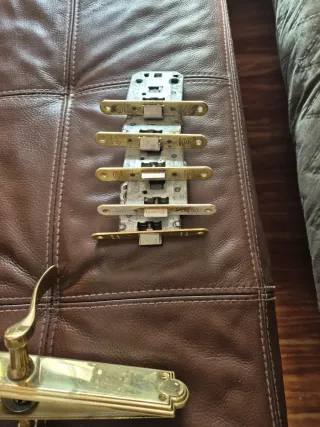 Manillas de puerta doradas