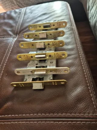 Manillas de puerta doradas