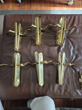 Manillas de puerta doradas