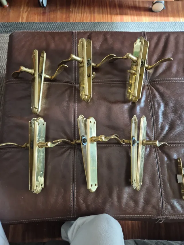 Manillas de puerta doradas