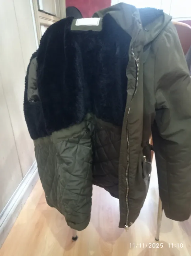 Abrigo verde militar con capucha