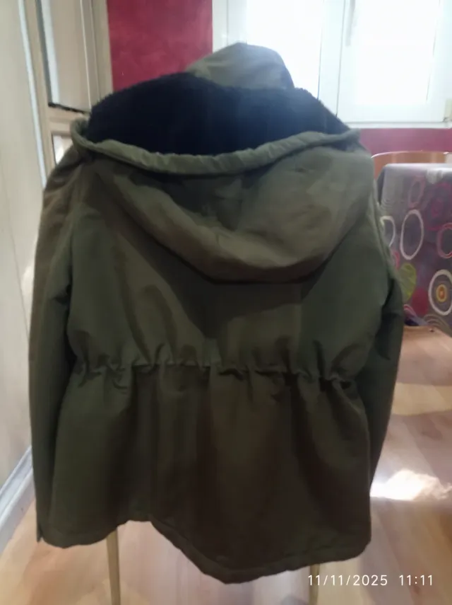 Abrigo verde militar con capucha