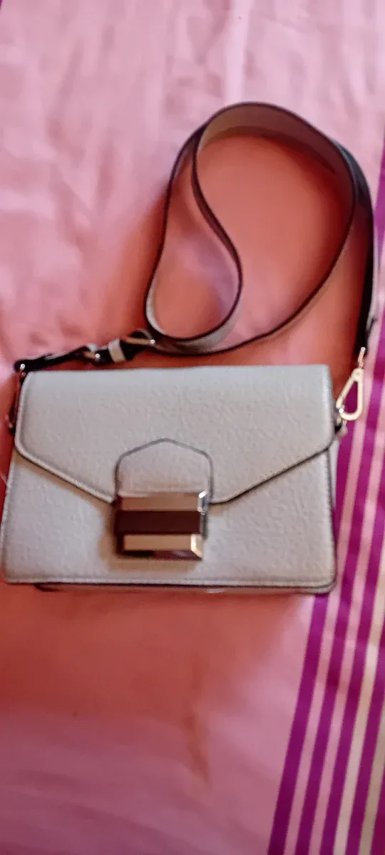 Bolso Parfois gris y plateado,medidas 23×17