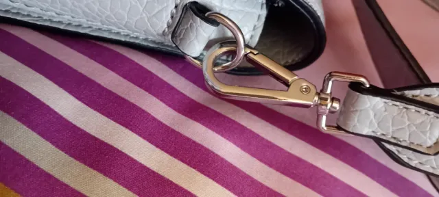 Bolso Parfois gris y plateado,medidas 23×17