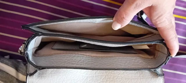 Bolso Parfois gris y plateado,medidas 23×17