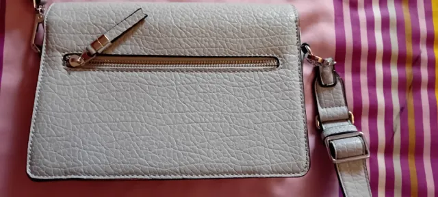 Bolso Parfois gris y plateado,medidas 23×17