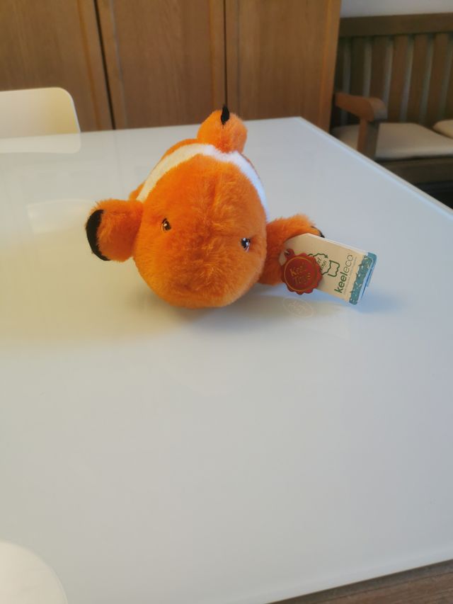 Peluche pez Keel Toys naranja y blanco