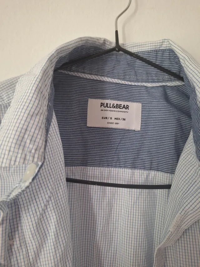 Camisa de vestir Pull&Bear azul y blanca