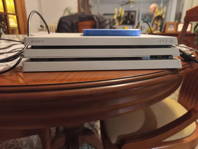 PS4 Pro Blanca + Mando + The Last of Us