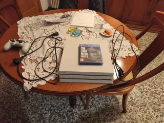 PS4 Pro Blanca + Mando + The Last of Us