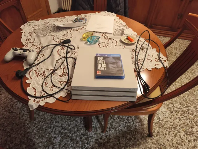 PS4 Pro Blanca + Mando + The Last of Us