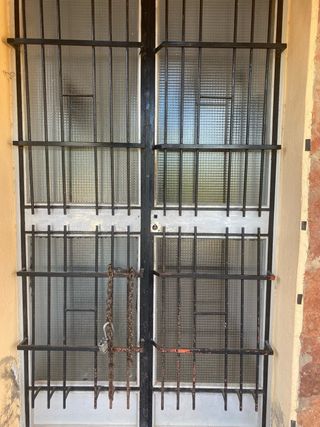 Puerta de hierro con rejas