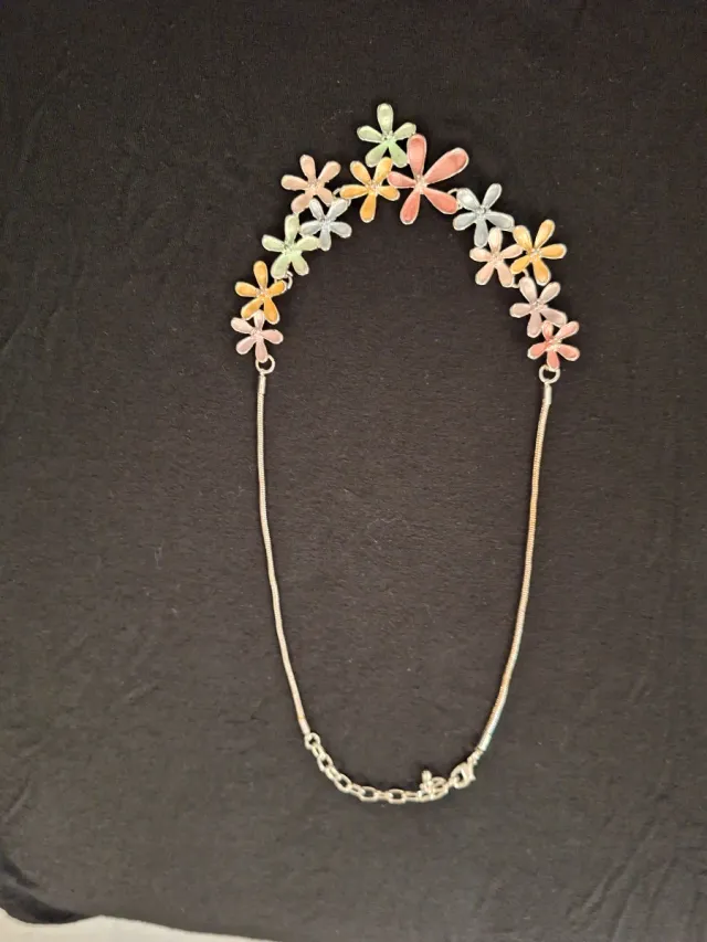 Collar de flores multicolor e inoxidable