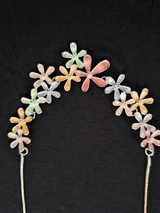 Collar de flores multicolor e inoxidable