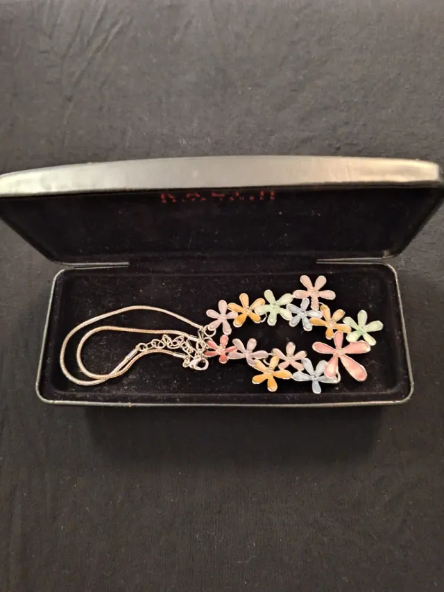 Collar de flores multicolor e inoxidable