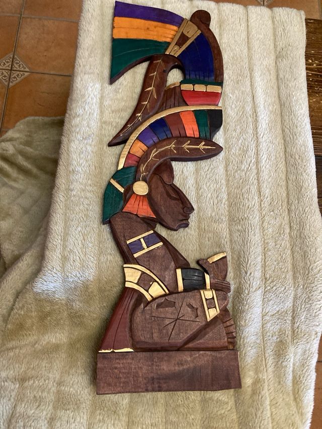 Máscara africana de madera tallada a mano