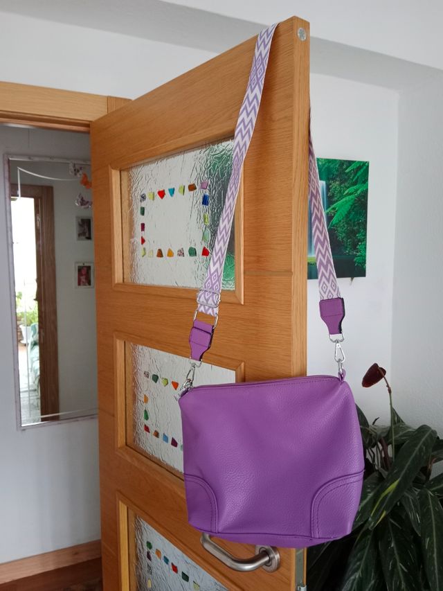 Bolso morado con correa de zigzag