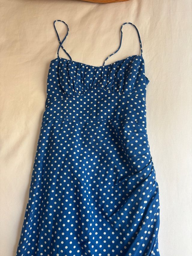Vestido azul con lunares blancos