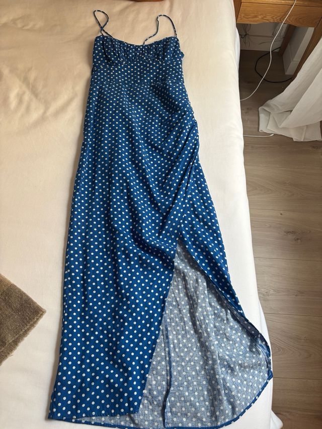 Vestido azul con lunares blancos