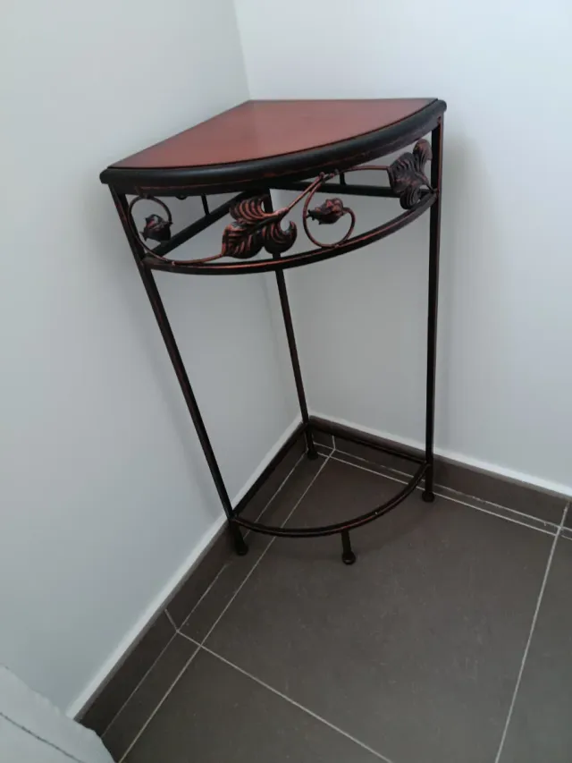 Estantería de rincón metálica y madera