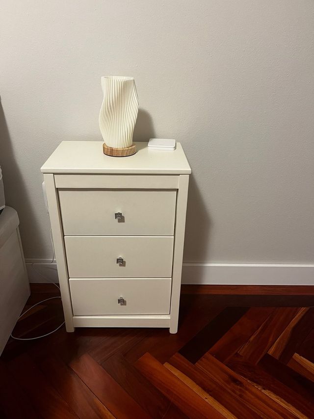 Mesilla de noche blanca con 3 cajones