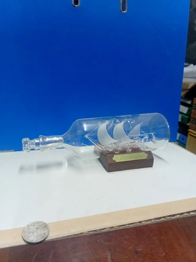 Botella con maqueta La Niña de vidrio