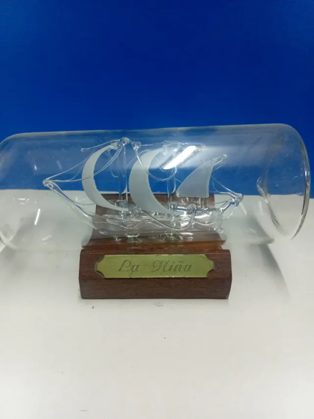 Botella con maqueta La Niña de vidrio